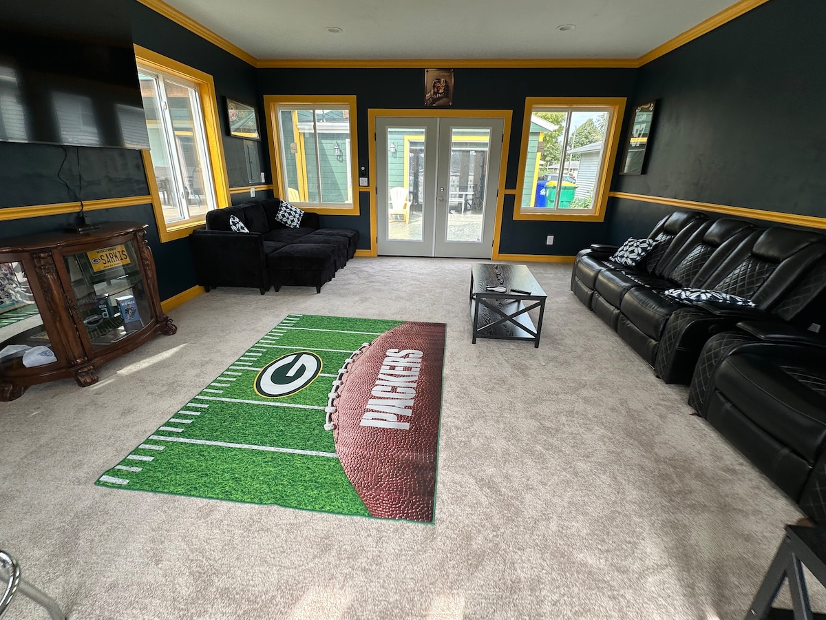 Packer Fans Dream House in front of Lambeau Field - Houses for Rent in Green Bay, Wisconsin, United States - Airbnb