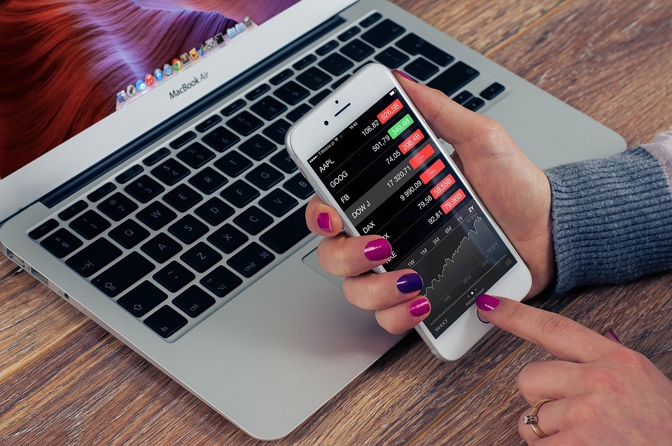 Online Marketplaces vs E-Commerce Platforms: How to Choose the Right Model