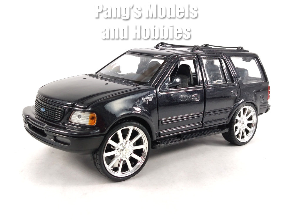 2000 Ford Expedition XLT - 1/24 Scale Diecast Metal Model by Motormax – Pang's Models and Hobbies