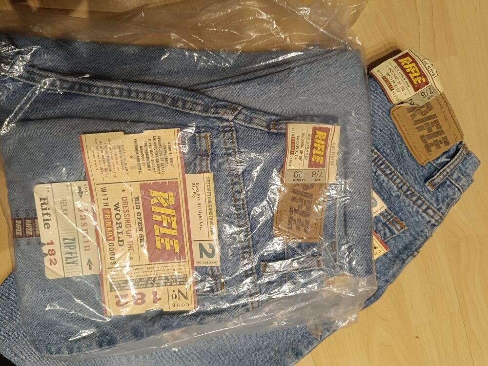 What Is DHgate and Where Does It Fit for Buyers Looking for Authentic Rifle Jeans Online?