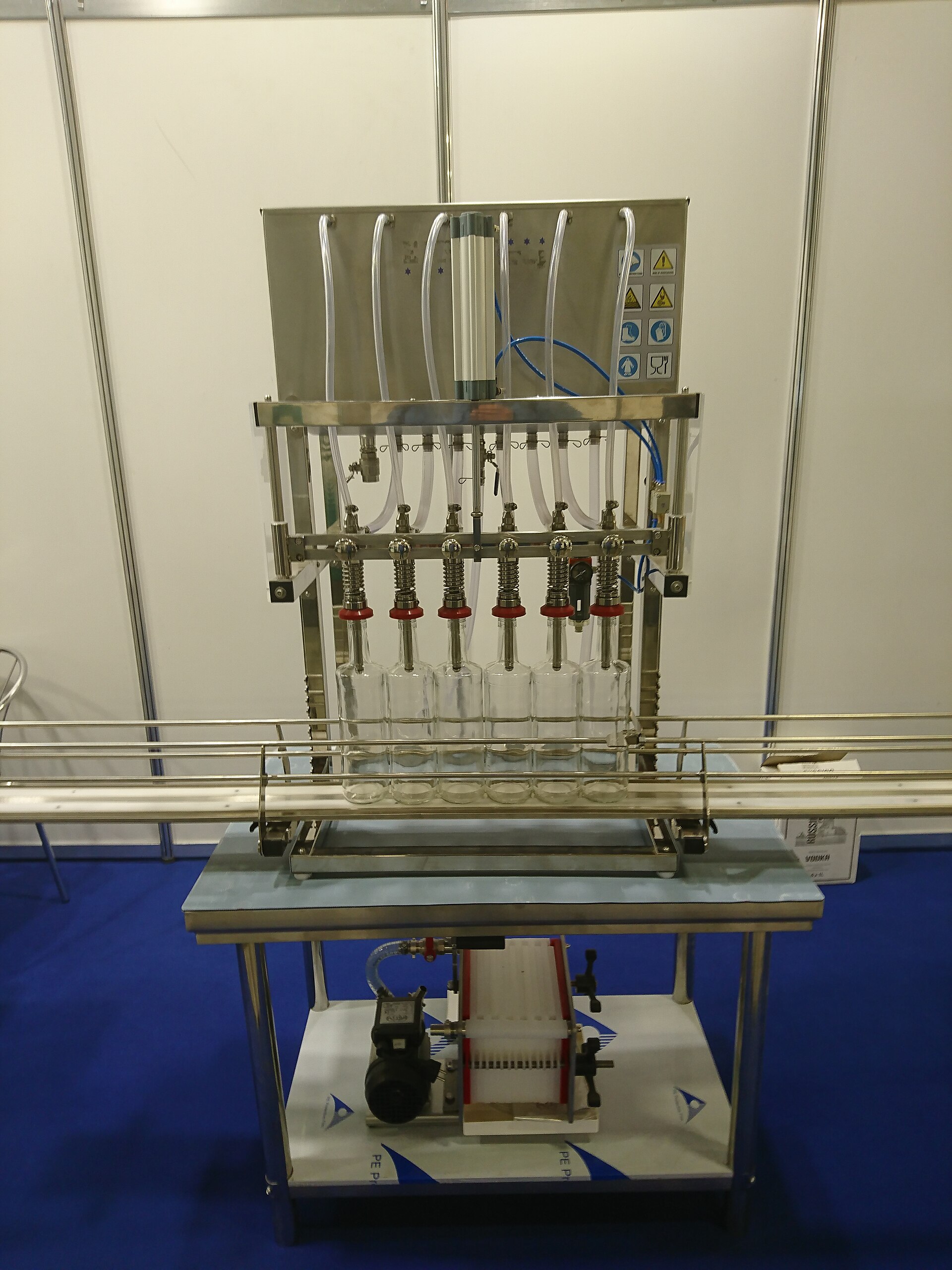Small bottle filling machine on a compact line