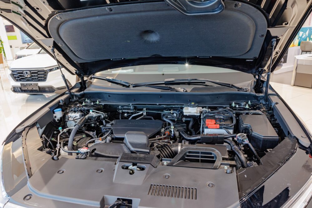 Honda CR‑V engine bay showing AC components