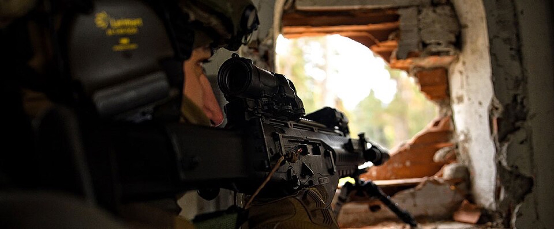 Italian soldier carrying a rifle equipped with an Elcan Specter DR optic