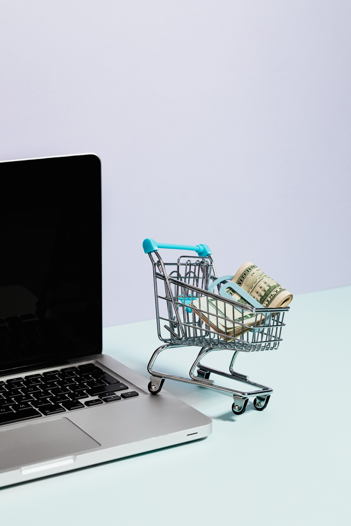 Online sourcing scene illustrating how to find Best Wholesale Ecommerce Platforms on DHgate