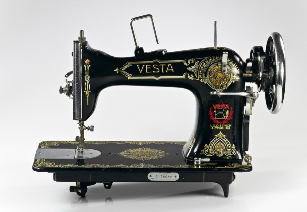 Vintage mechanical sewing machine representing a traditional style similar to GS2700-class machines