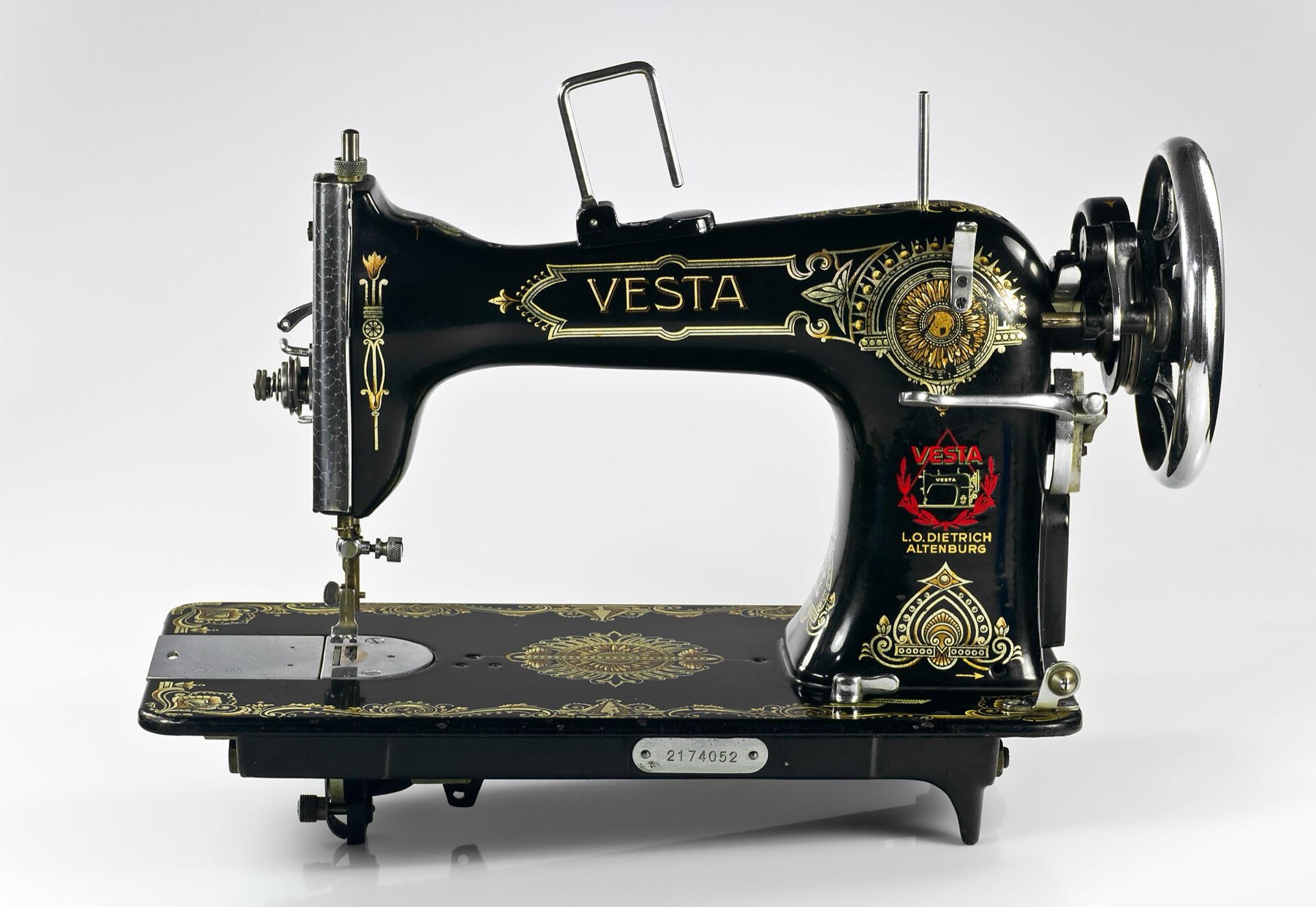 Vintage mechanical sewing machine representing a traditional style similar to GS2700-class machines