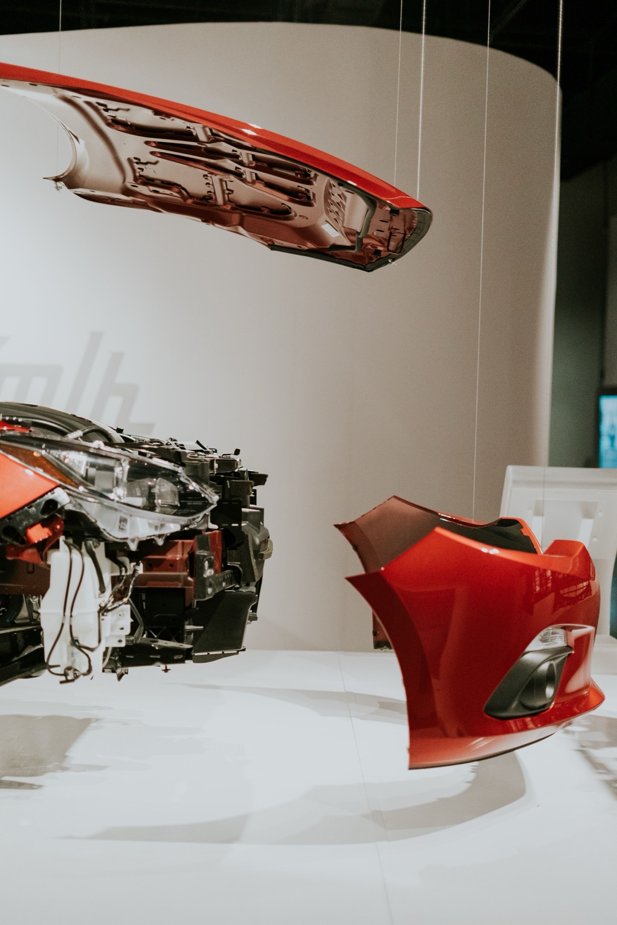 Online sourcing scene illustrating how to evaluate St Parts and Auto Parts Resources on DHgate