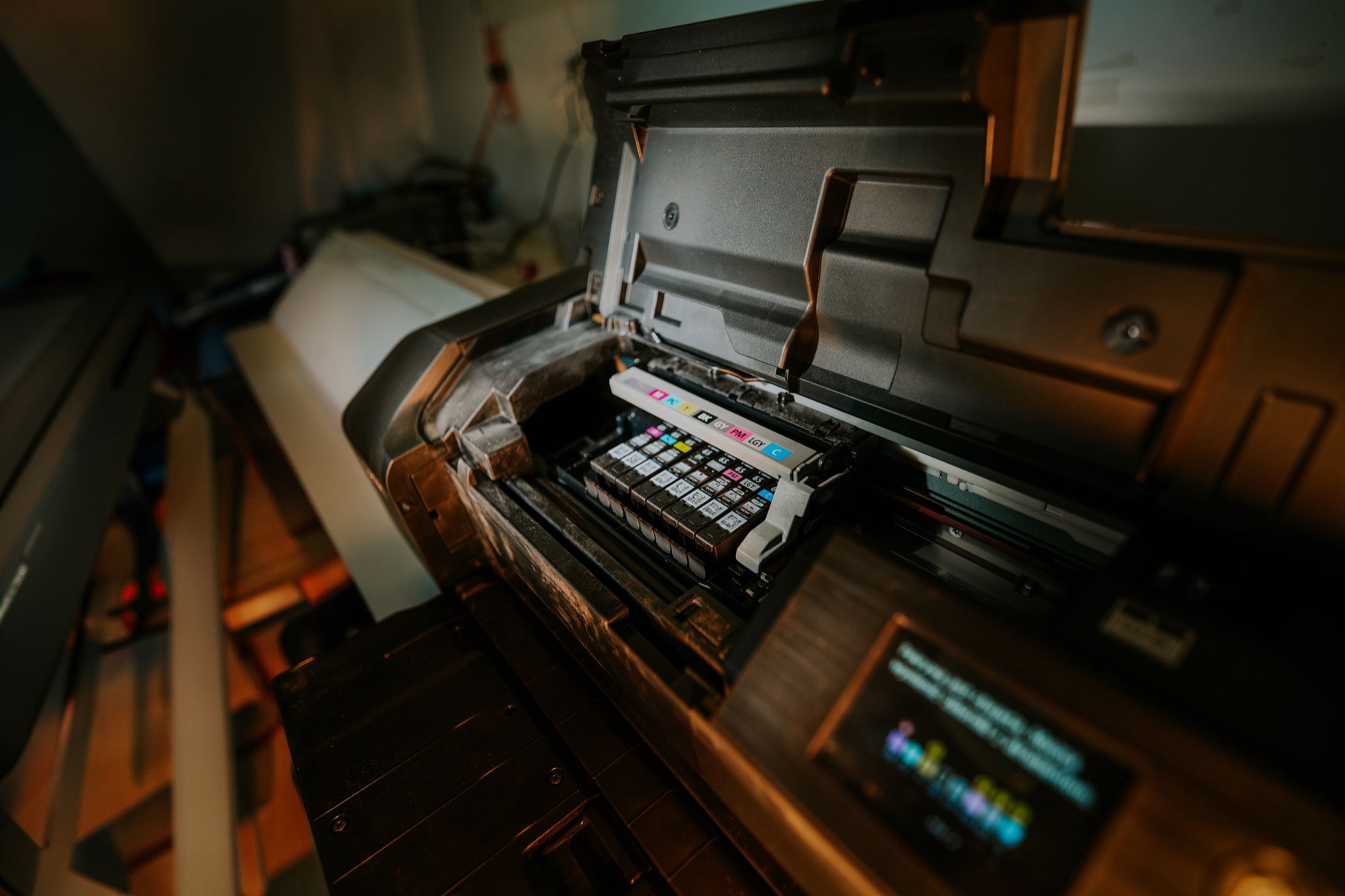 Online sourcing scene illustrating DTF Printing & Direct-to-Fabric Stores