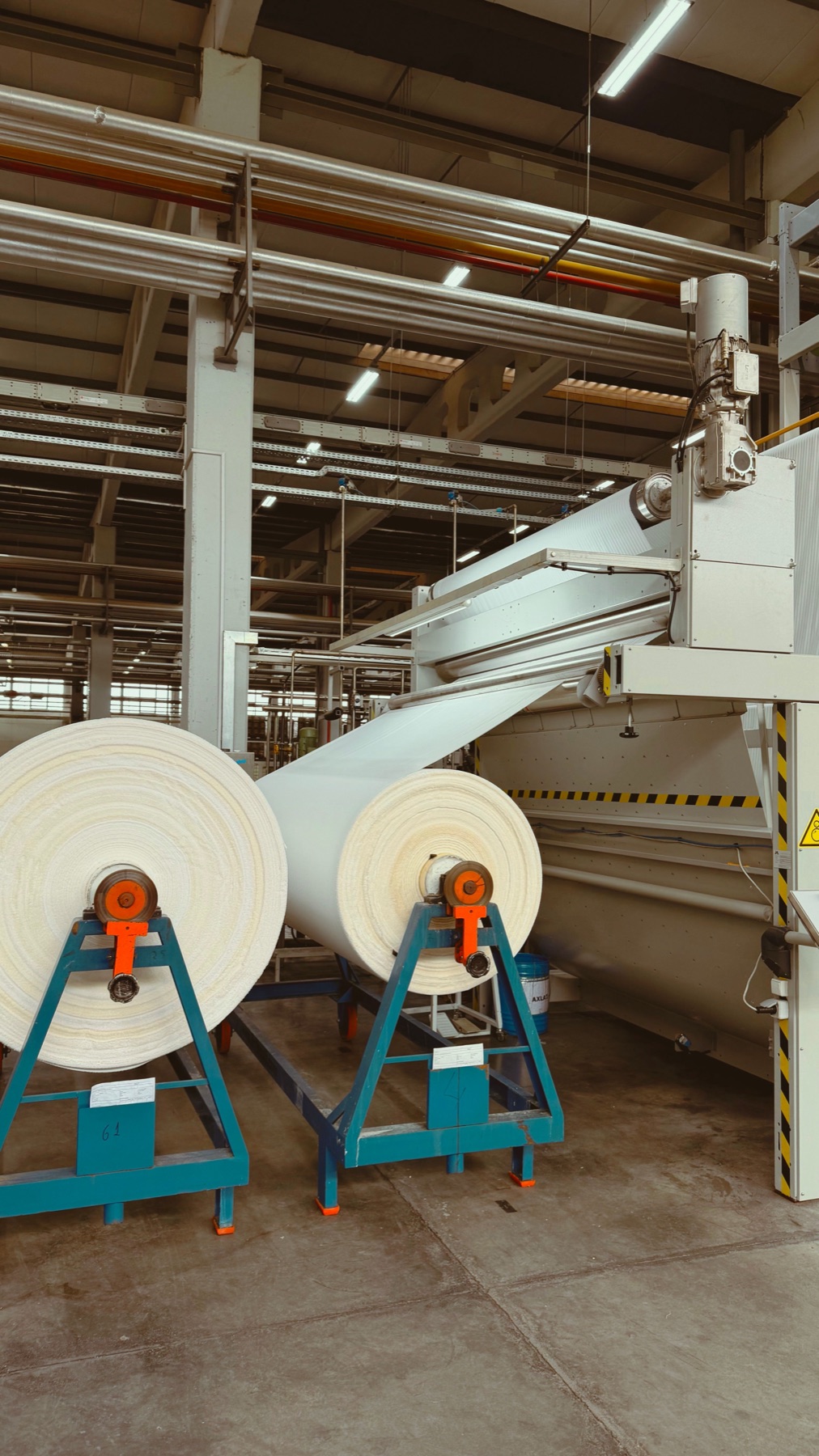 Online sourcing desk comparing Chinese textile channels