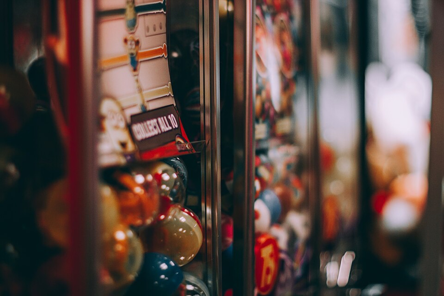 Rows of brightly colored toy vending machines, illustrating the variety of kids’ toys available from different suppliers