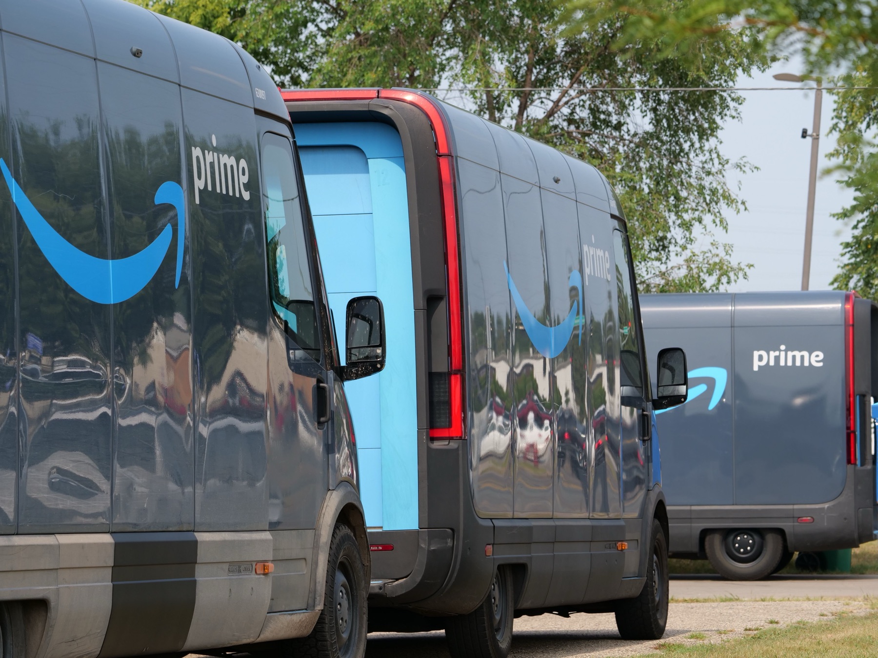 Packages stacked for delivery, illustrating logistics trade-offs between Amazon fulfillment and cross-border sourcing