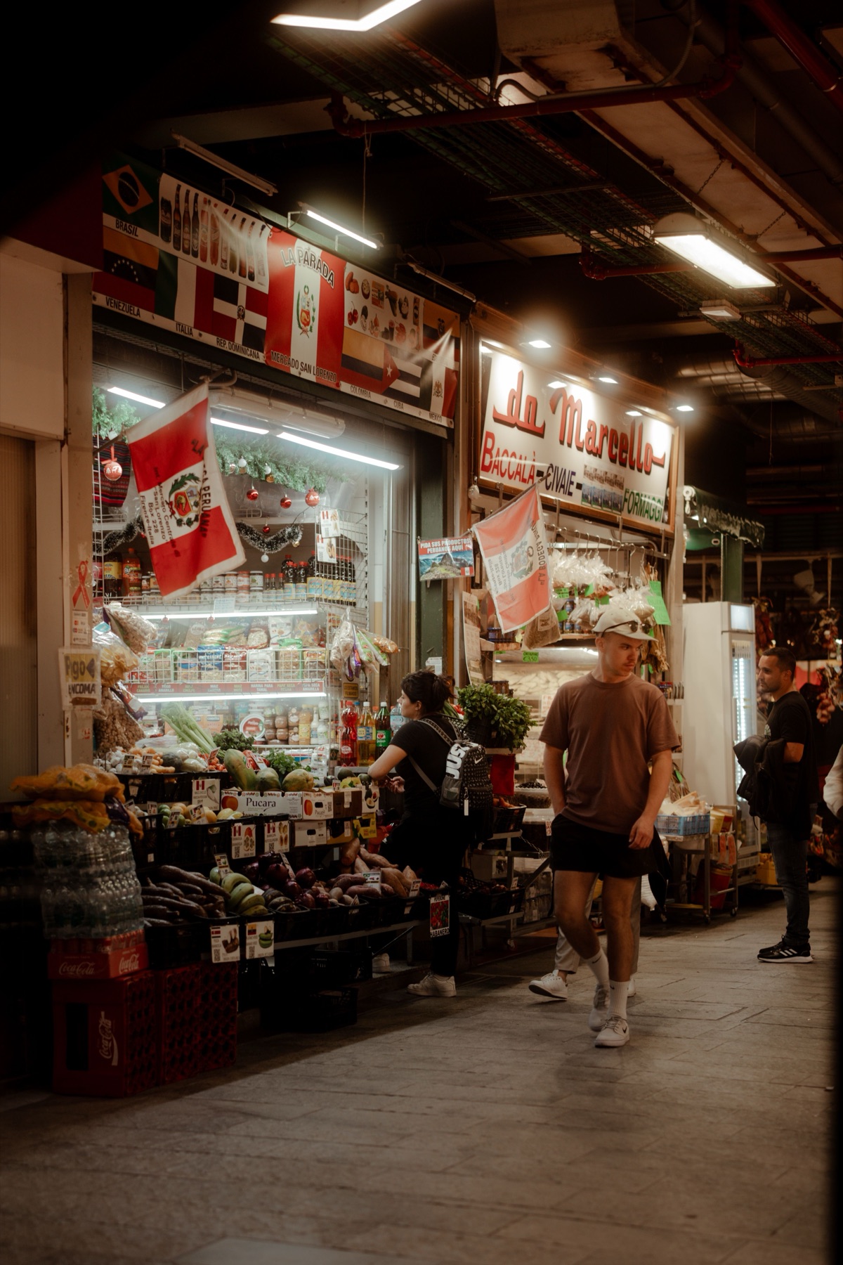 International market scene illustrating bulk sourcing and cross-border trade