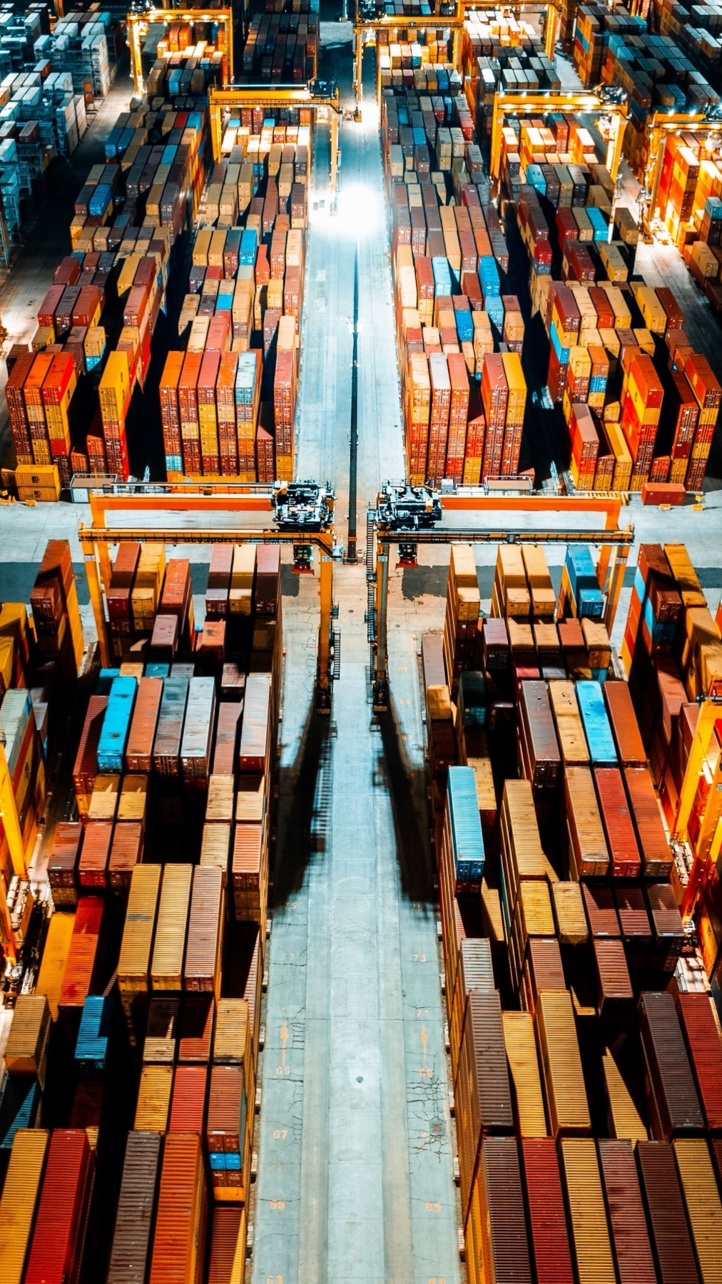 Online sourcing scene illustrating cross-border export marketplace choices