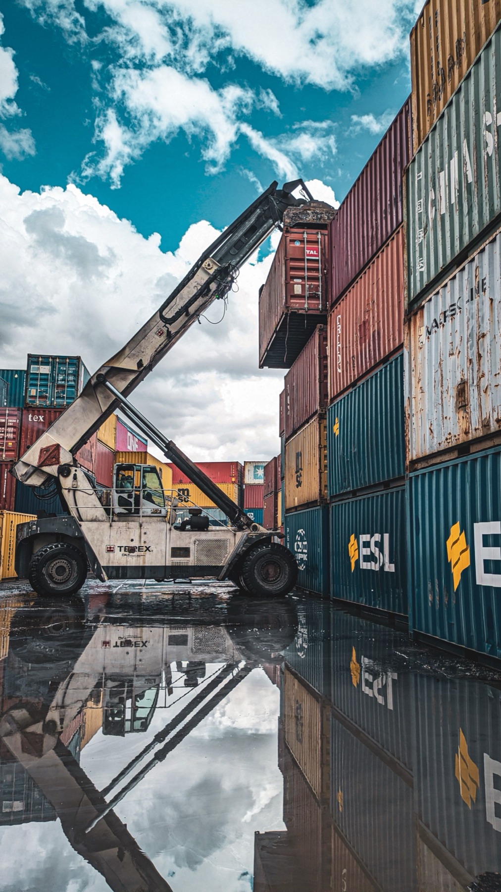 Online sourcing scene illustrating how to find export-focused suppliers on DHgate