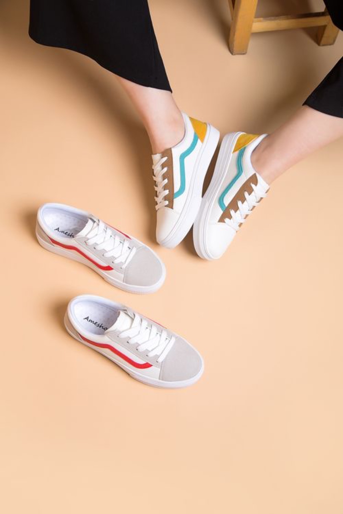 Online sourcing scene illustrating Chinese Shoe Brands and Manufacturing