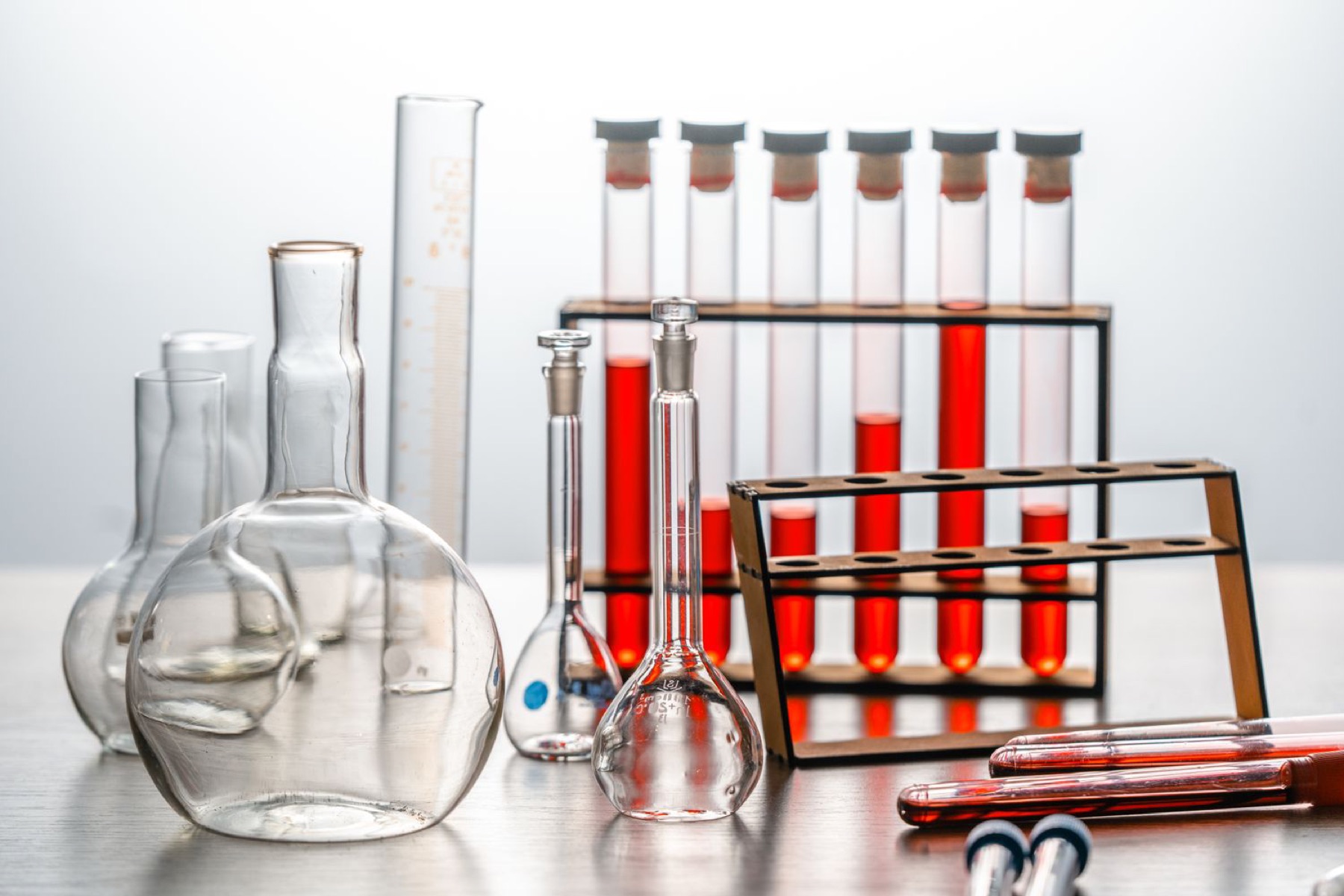 Online sourcing scene illustrating DHgate vs other channels for lab and scientific equipment