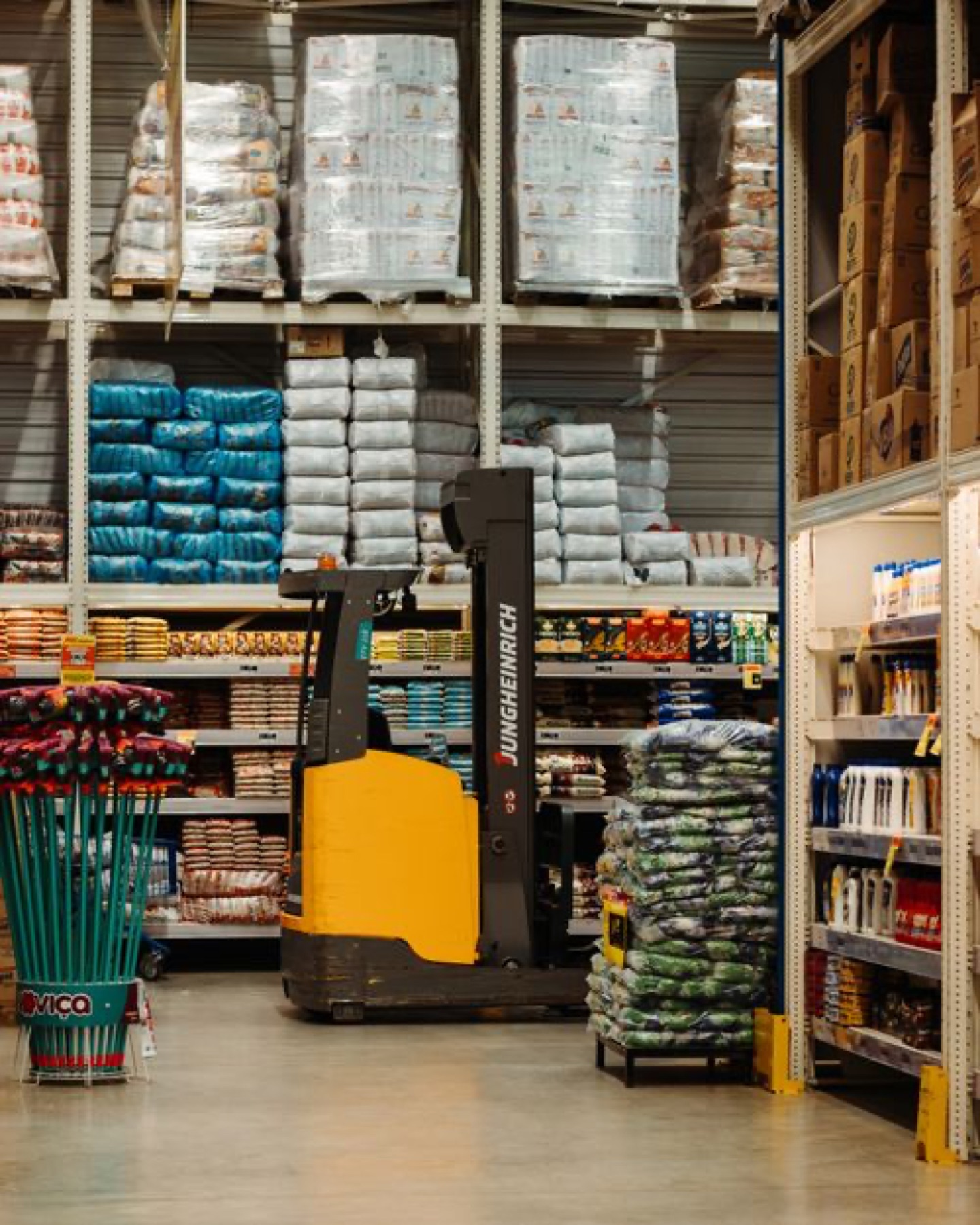 Online sourcing scene illustrating DHgate vs other channels for mobile wholesale marketplaces