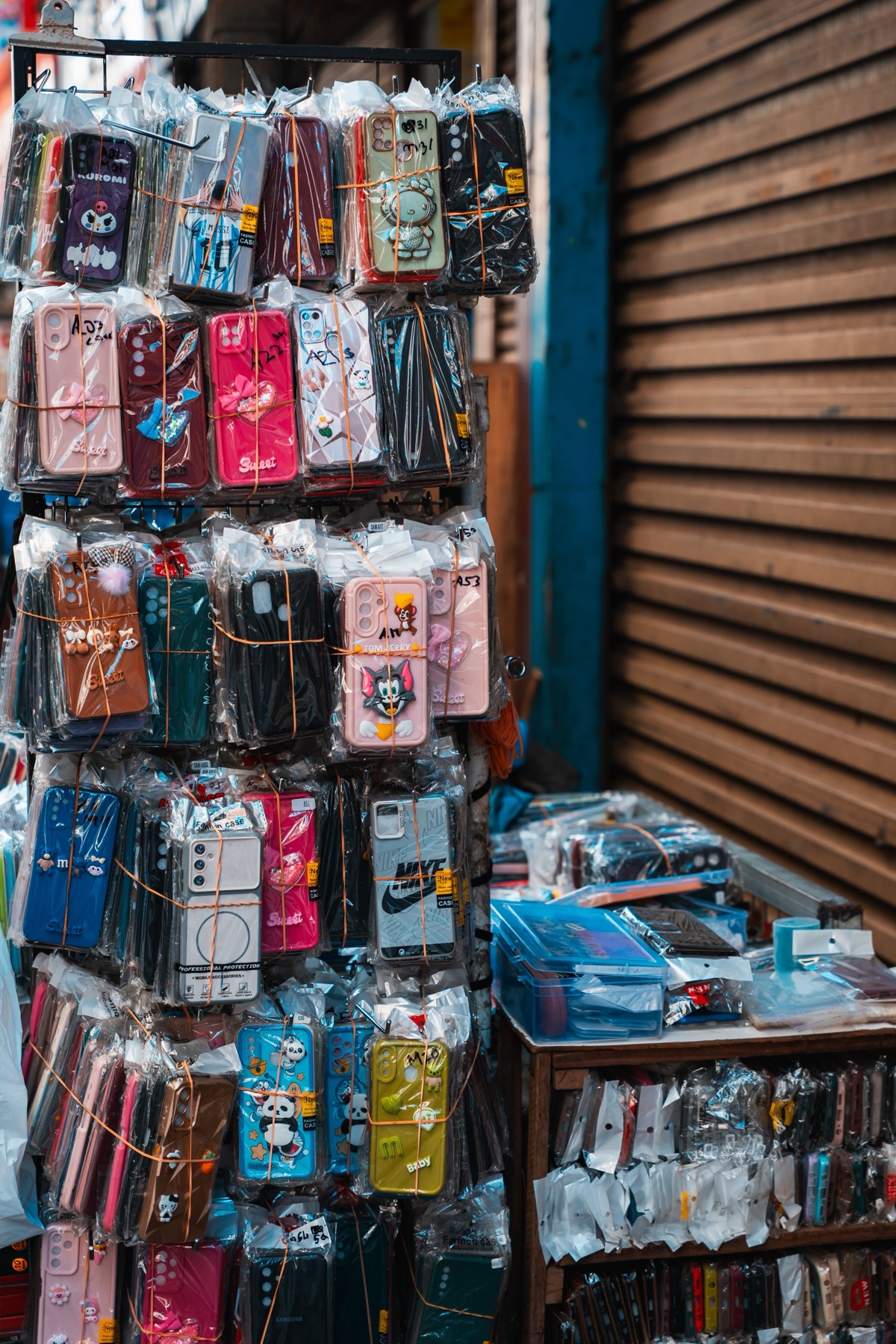 Online sourcing scene illustrating Mobile Wholesale Marketplaces