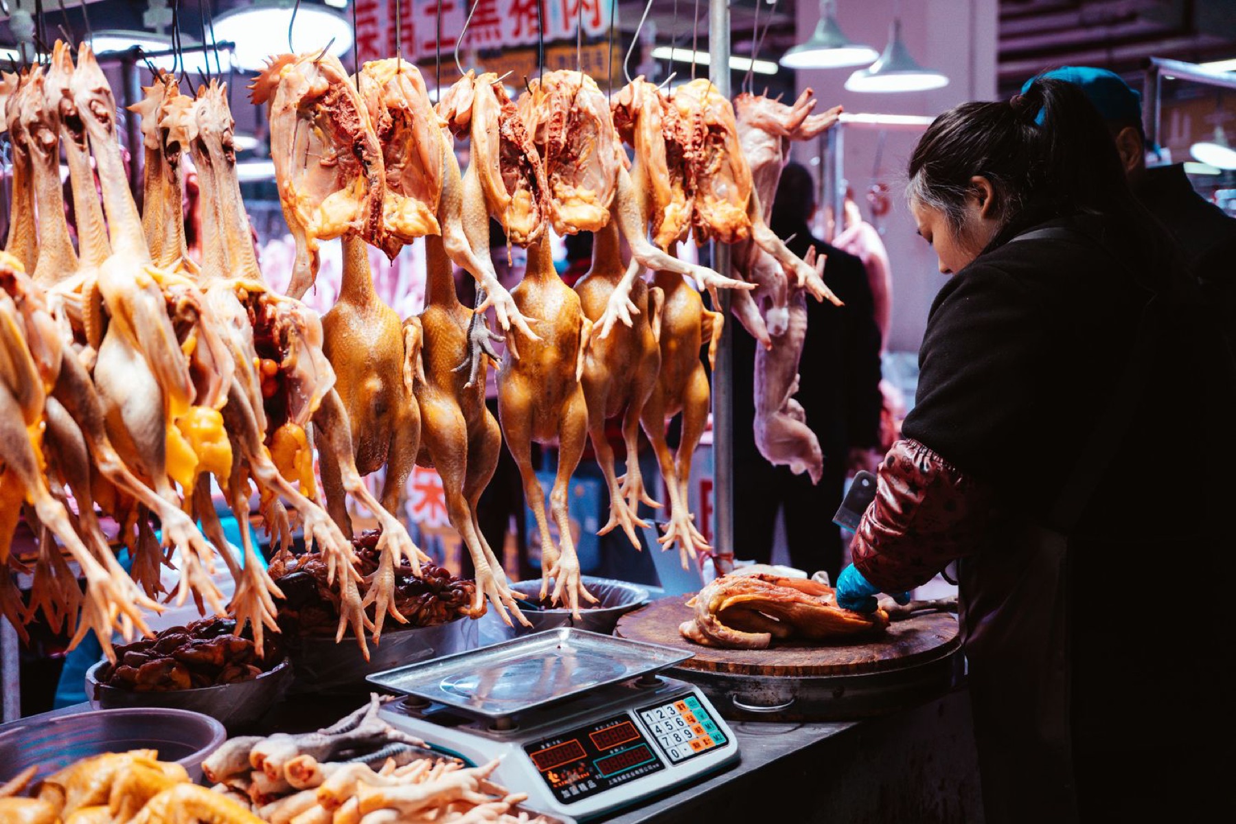 Online sourcing scene illustrating Chinese marketplaces