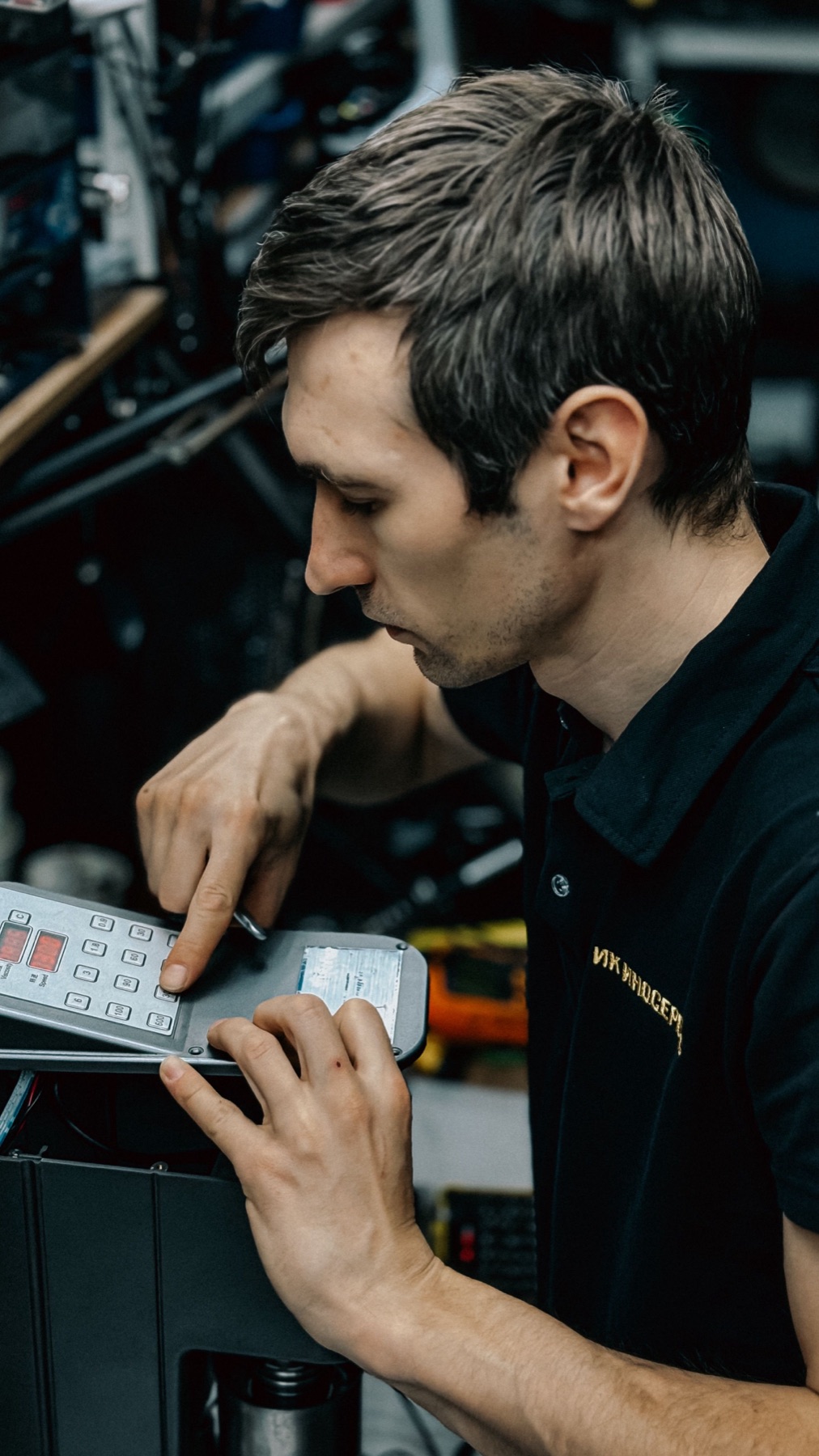 Ecommerce manager comparing multiple online sourcing platforms on a laptop, symbolizing multi-channel kit and equipment sourcing decisions