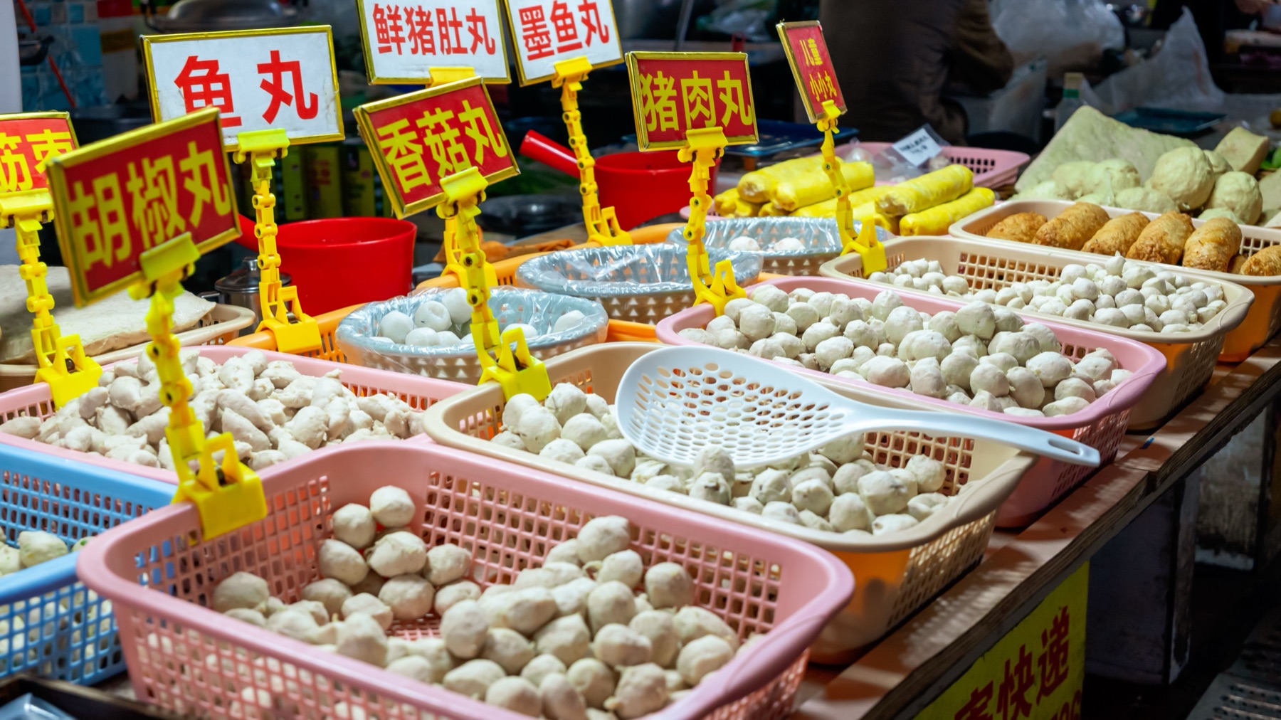 Online sourcing scene illustrating how to evaluate China Bag and Bag Network Market on DHgate