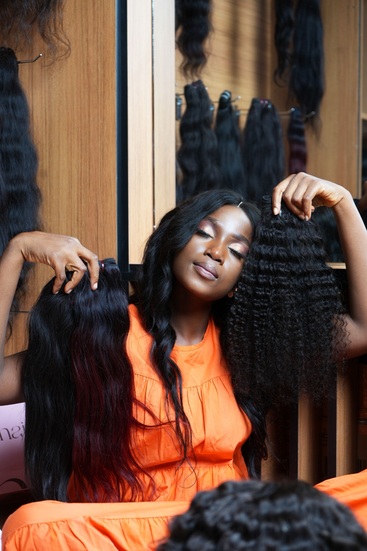 Online sourcing scene illustrating Amazon Hair Vendors