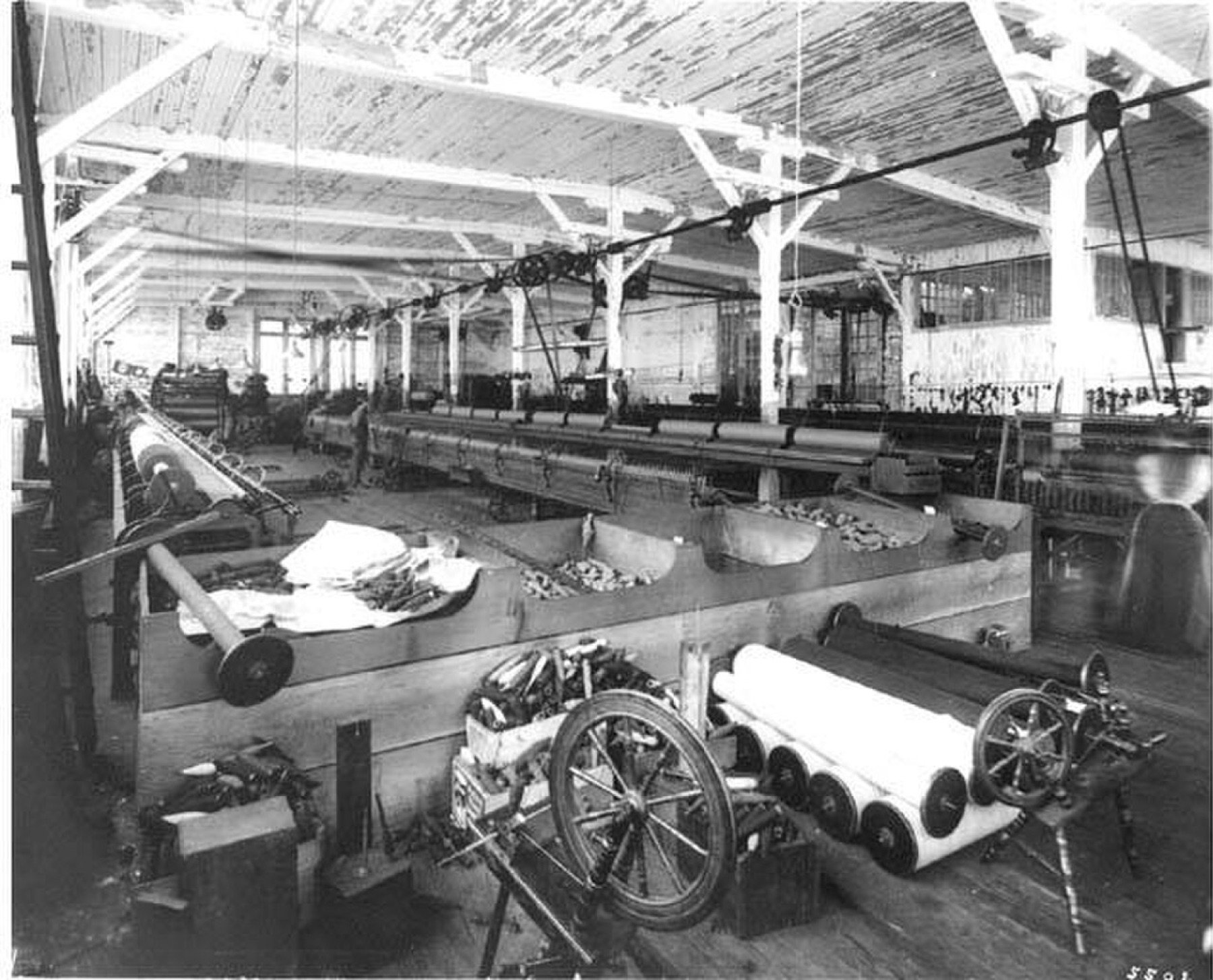 Intérieur d'une usine textile illustrant la production de tissus au mètre