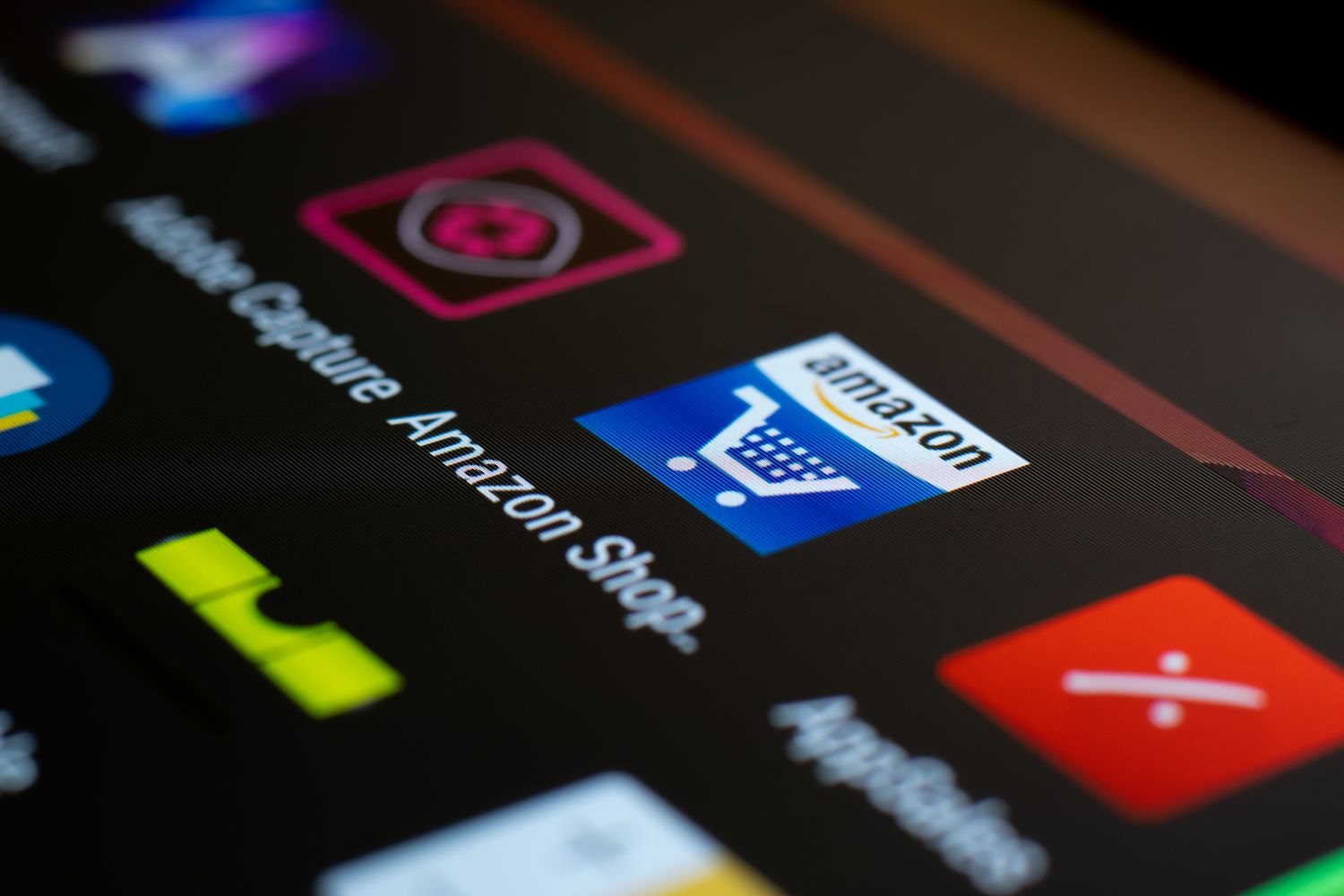 Online sourcing scene illustrating Amazon Dropshipping Automation