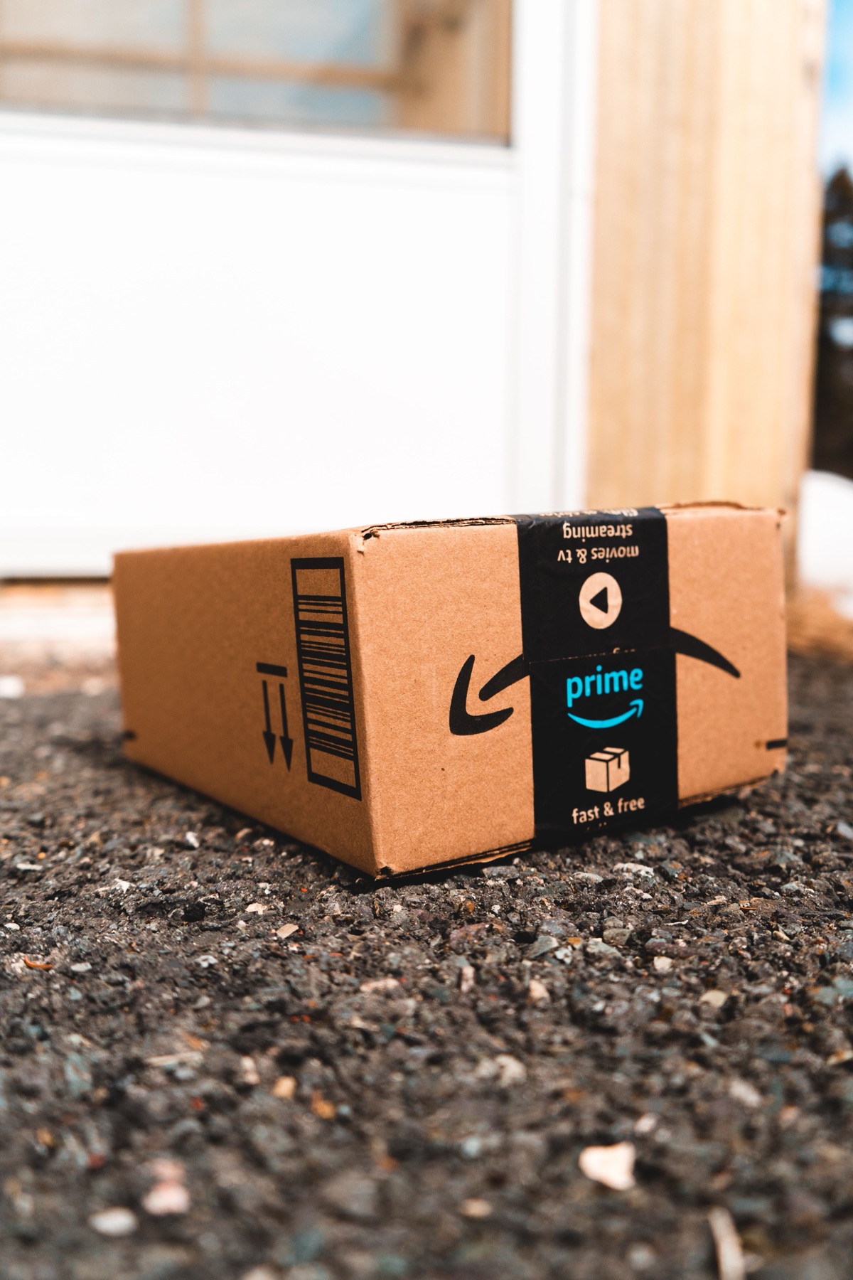 Amazon-style shopping scene to illustrate DHgate sourcing fit
