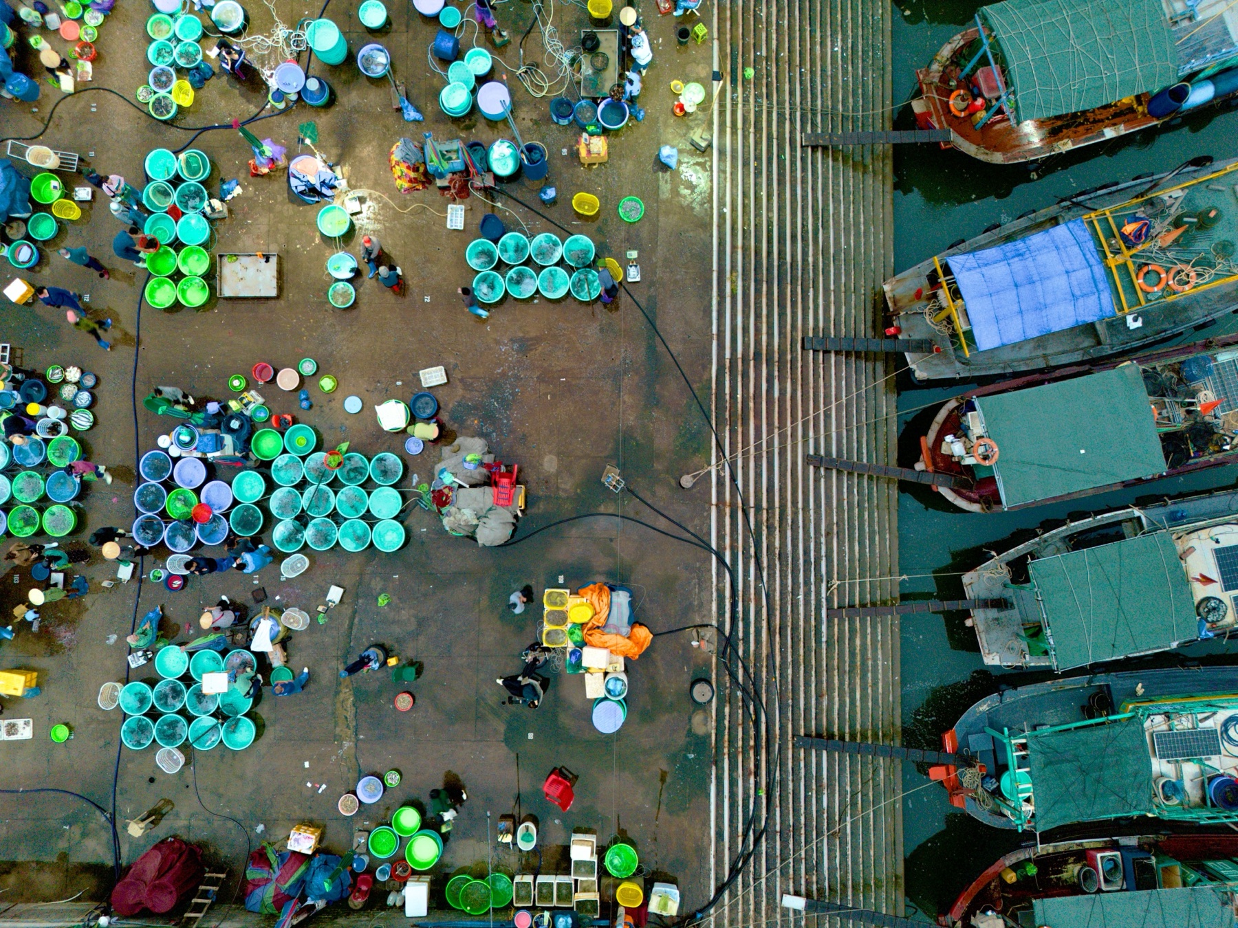 Online sourcing scene illustrating how to find B2B Wholesale and Trade Marketplaces on DHgate