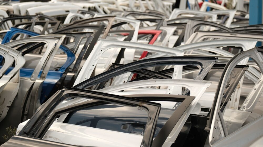 Online sourcing scene illustrating DHgate vs other channels for St Parts and Auto Parts Resources