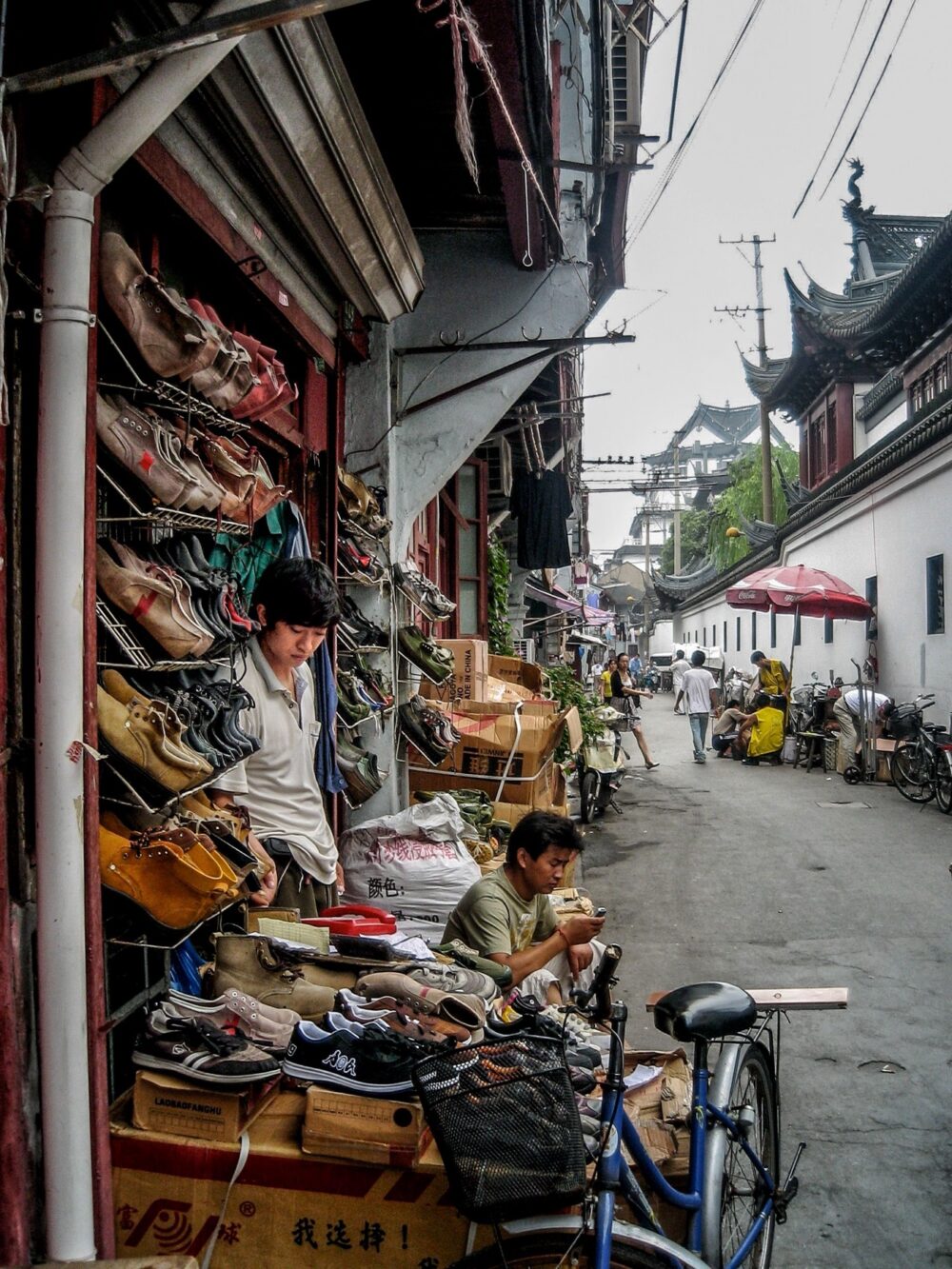 Online sourcing scene illustrating how to evaluate Chinese Shoe Brands and Manufacturing on DHgate