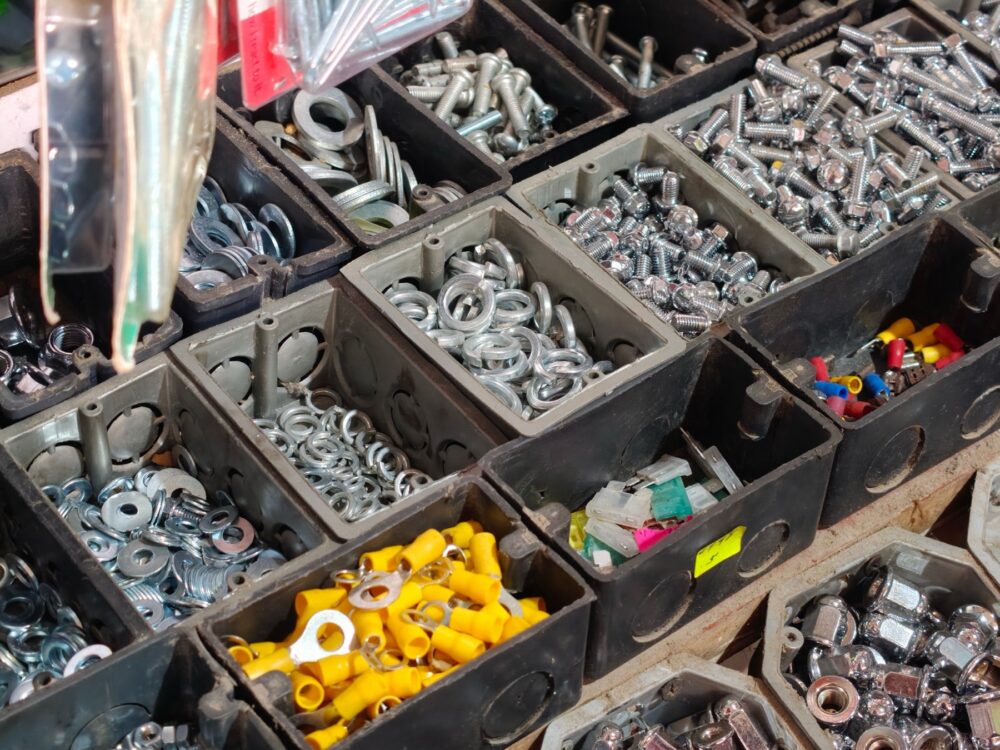Online sourcing scene illustrating Auto & hardware supplies