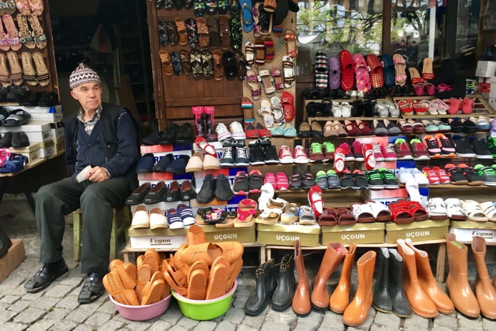 Online sourcing scene illustrating how to find Citywide and B2B Shoe Suppliers on DHgate