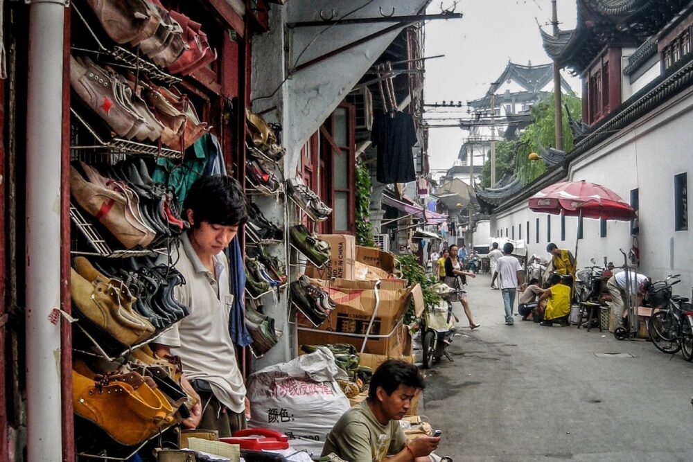 Online sourcing scene illustrating Chinese Shoe Brands and Manufacturing