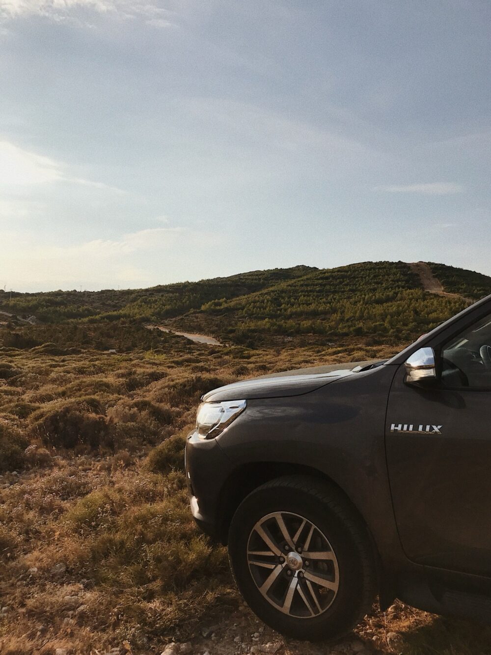 Online sourcing scene illustrating how to evaluate Toyota Hilux Parts & Accessories on DHgate