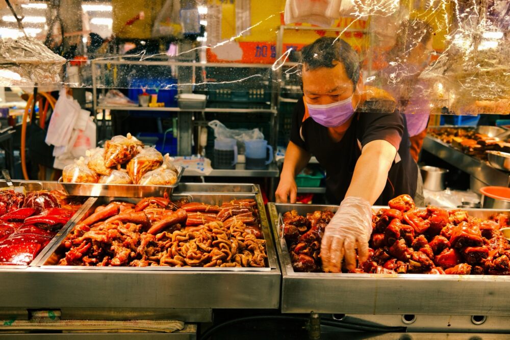 Online sourcing scene illustrating Chinese Marketplaces