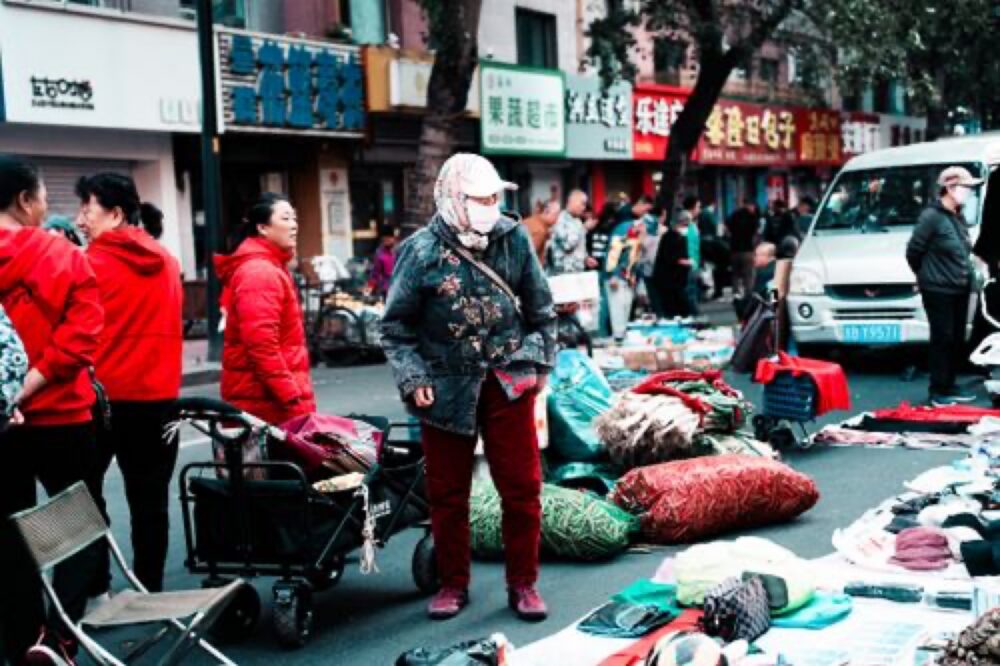 Online sourcing scene illustrating how to evaluate China Bag and Bag Network Market on DHgate