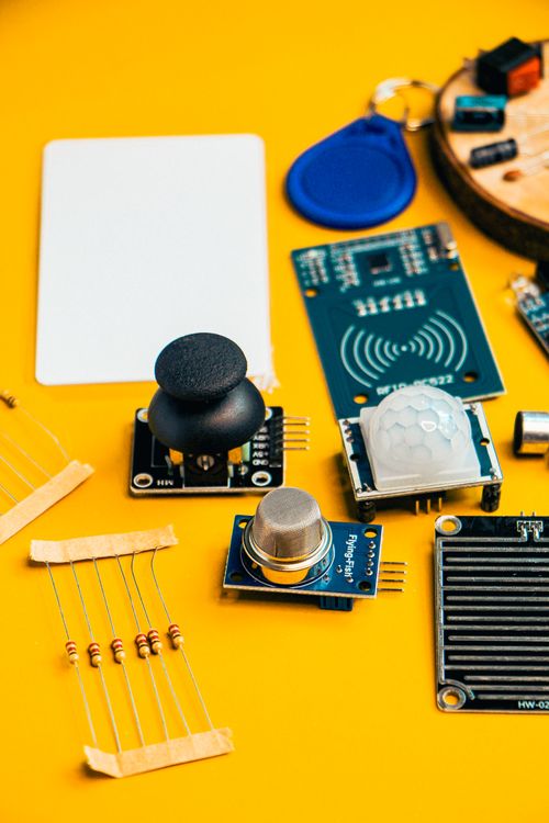 Online sourcing scene illustrating DHgate for Q Components & Electronics