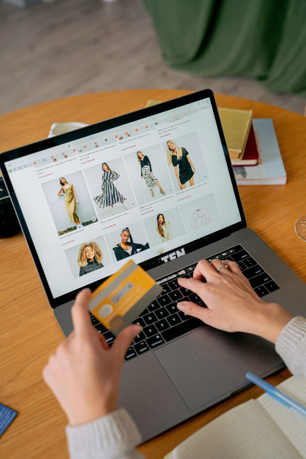 Online sourcing scene illustrating how to find Best Wholesale Ecommerce Platforms on DHgate