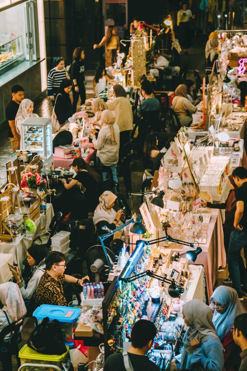 Online sourcing scene illustrating Trade Marketplaces