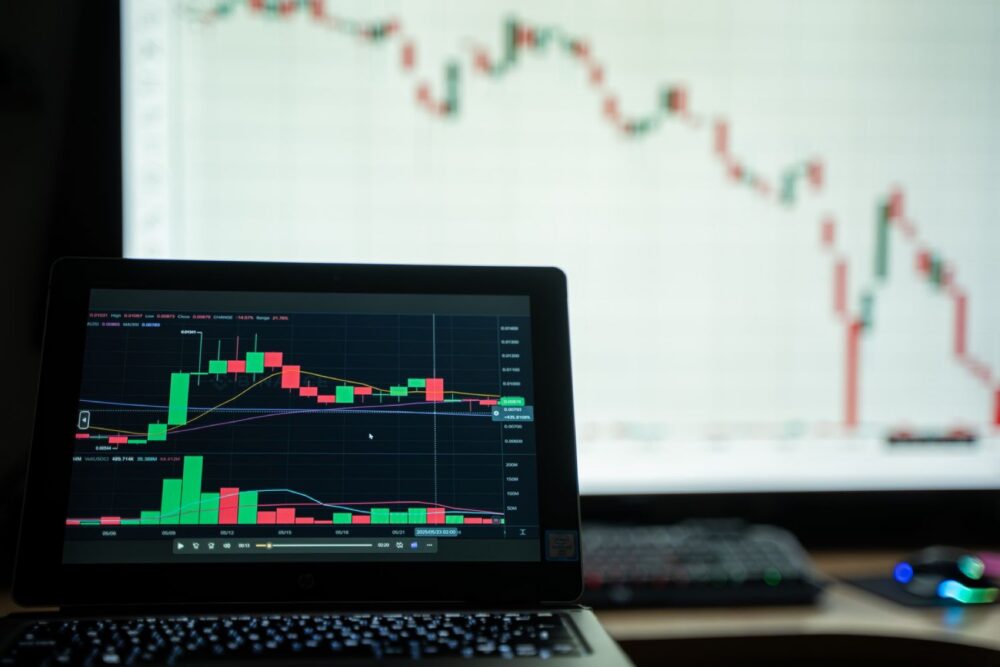 Online sourcing scene illustrating how to find Trade Marketplaces on DHgate