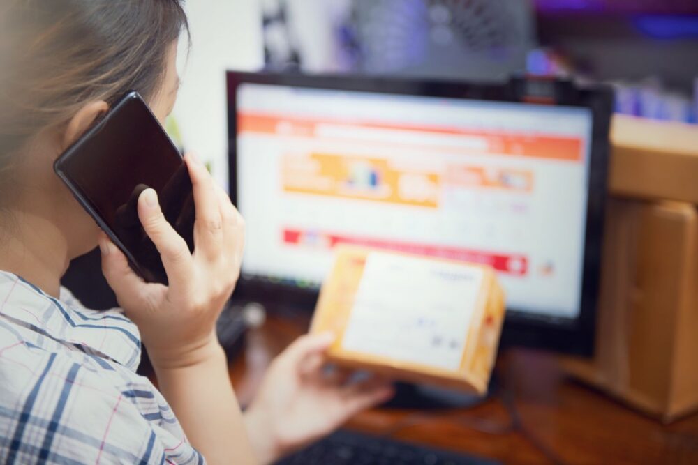 Online sourcing scene illustrating DHgate vs other channels for Shopify Dropshipping