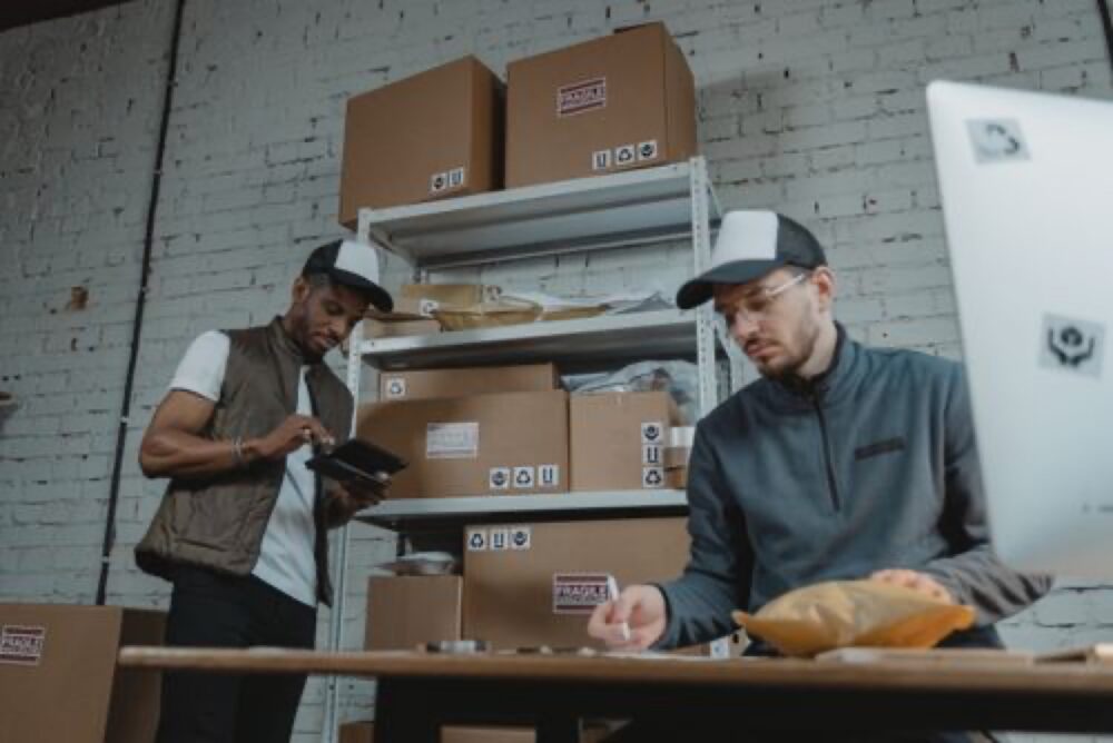 Online sourcing scene illustrating how to find Shopify Dropshipping on DHgate
