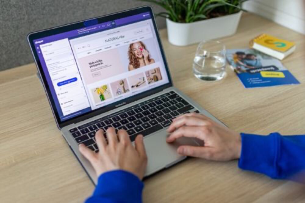 Online sourcing scene illustrating Shopify Dropshipping