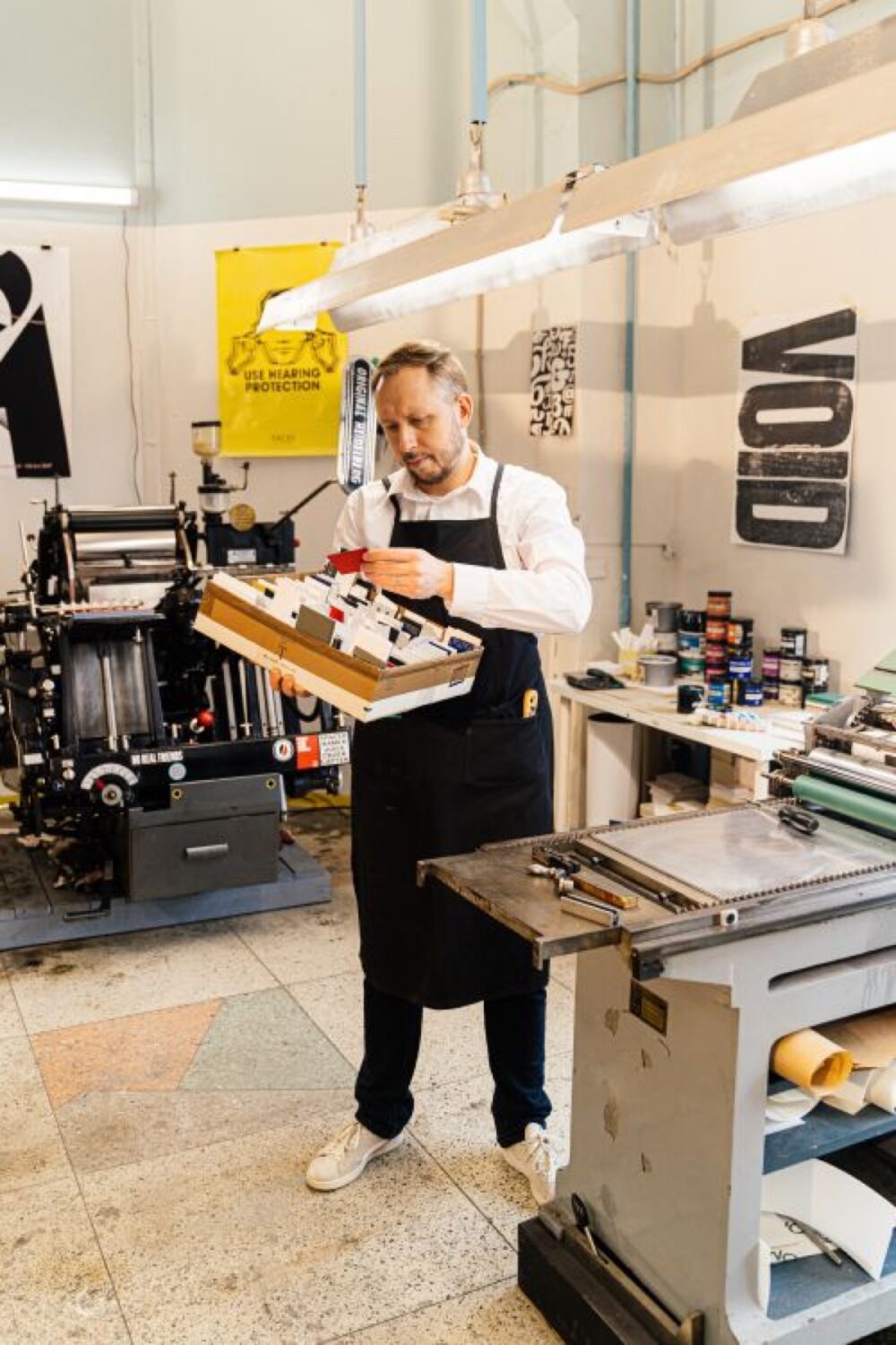 Online sourcing scene illustrating DTF Printing & Direct-to-Fabric Stores