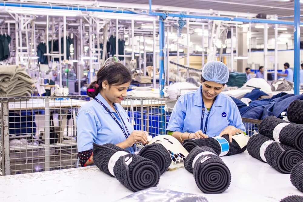Online sourcing scene illustrating how to evaluate Chinese Textile and Fabric Industry on DHgate