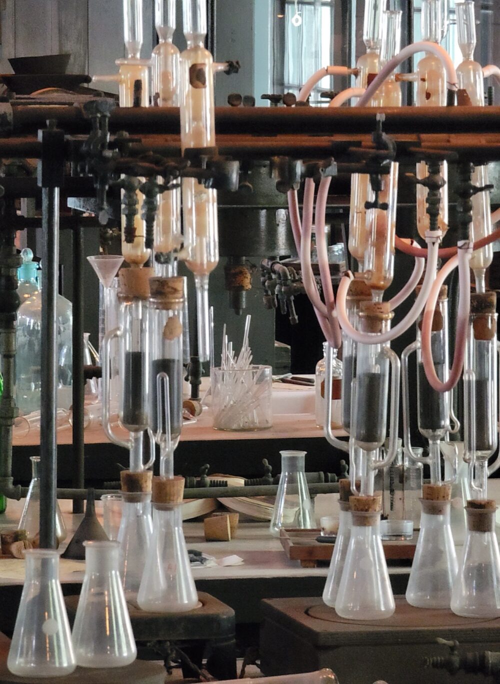 Online sourcing scene illustrating DHgate vs other channels for Laboratory and Scientific Equipment Suppliers