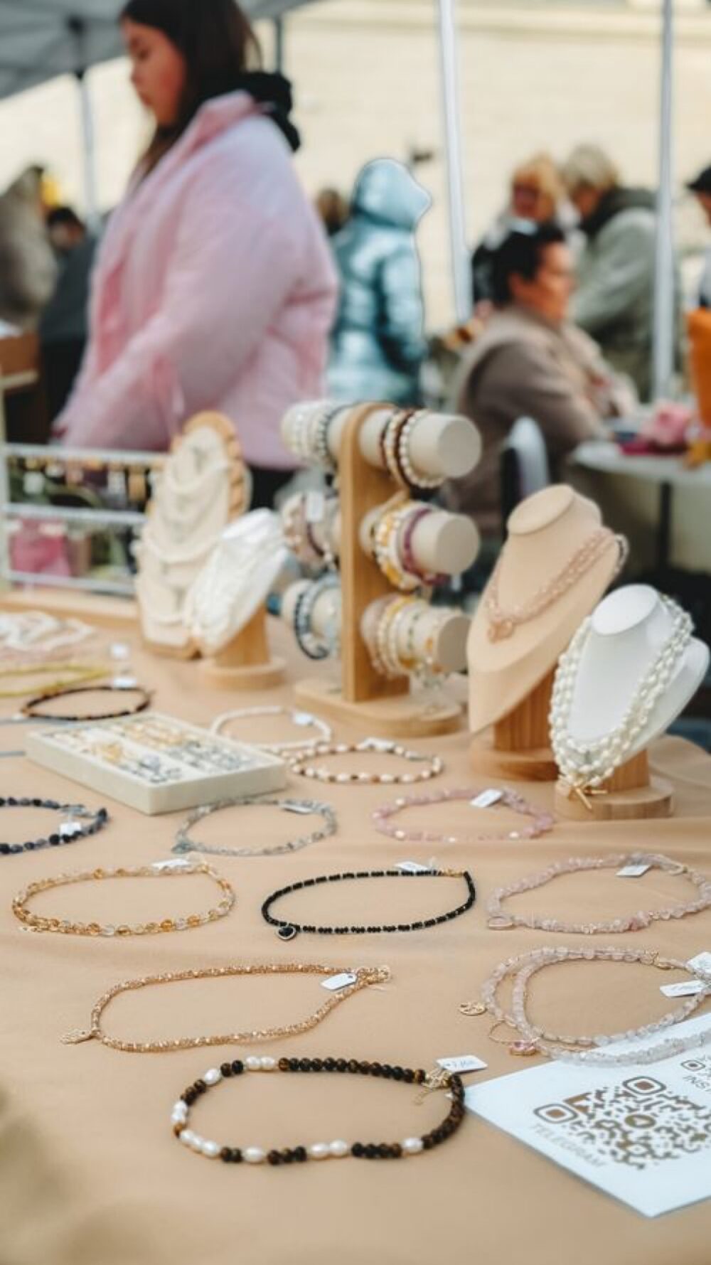 Online sourcing scene illustrating wholesale jewelry and accessories market