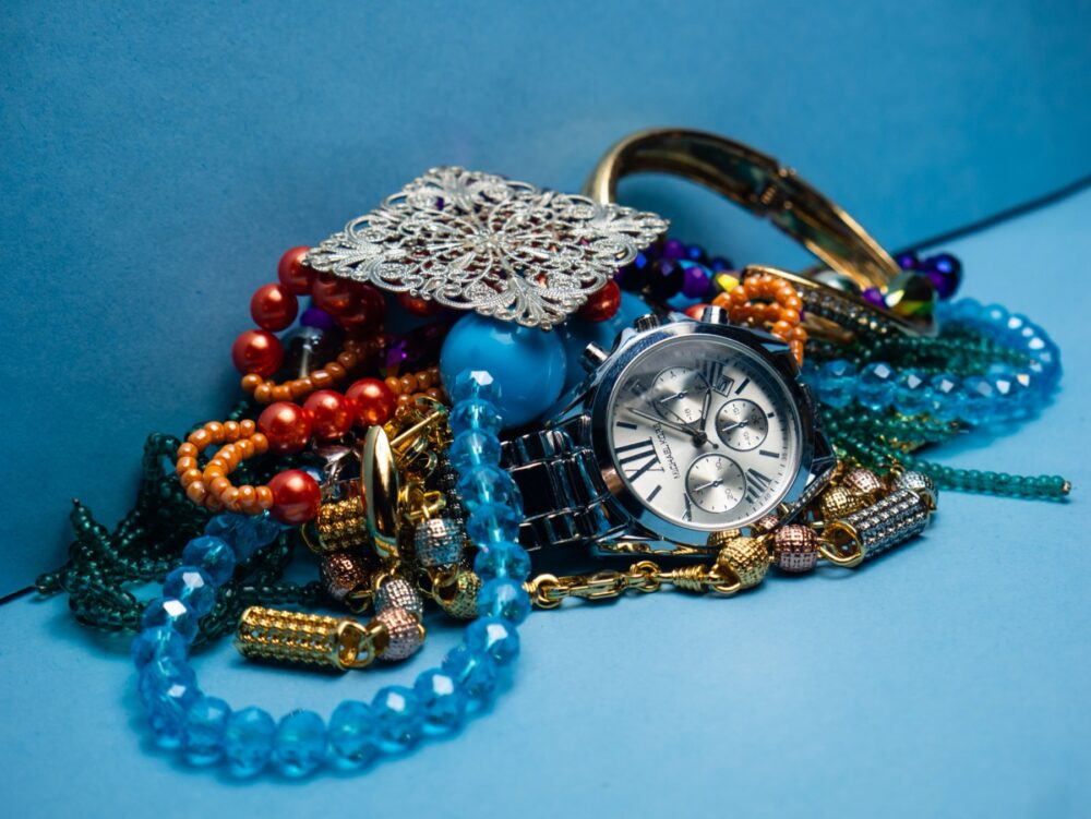 Online sourcing scene illustrating Etsy Jewelry Dropshipping